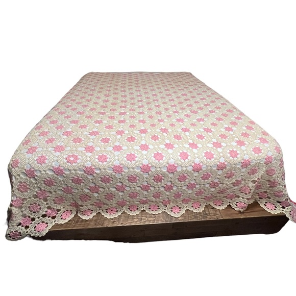 Vintage Mid Century Crocheted Pink & Ecru Queen Size Coverlet - Picture 8 of 8